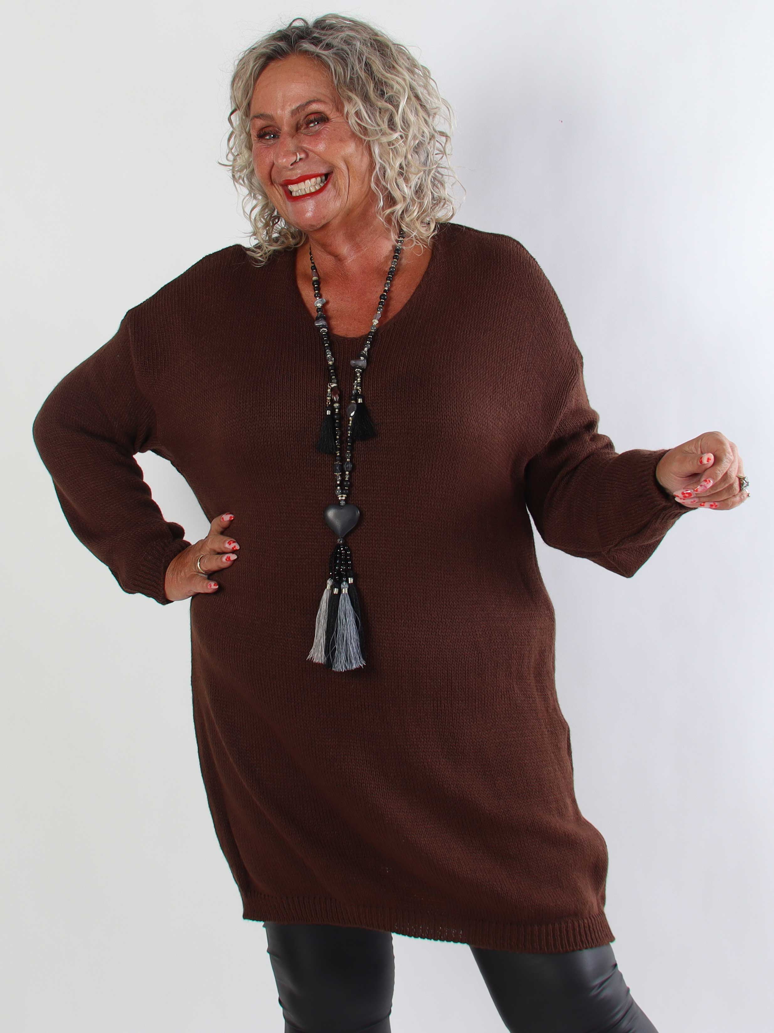 Estelle - Plus size strikkjole med feminin v-udskæring